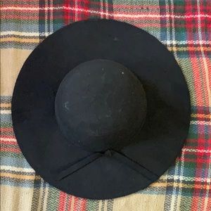 Summer/fall hat with brim